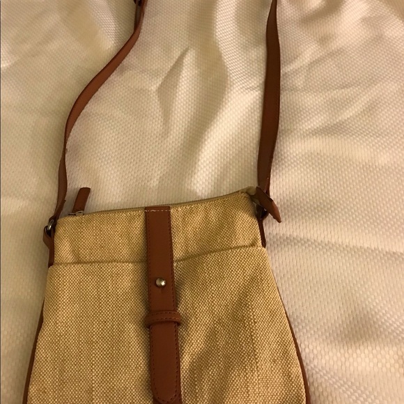 Old Navy Handbags - 🔥Crossbody Tan w/Brown Trimmed